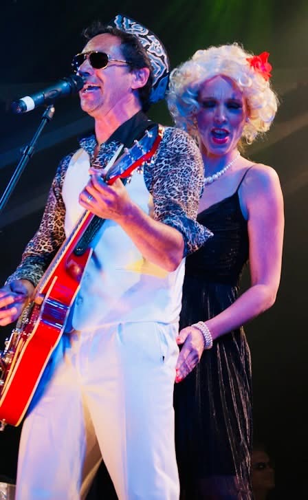 Rixt Leddy als La Leddy met Marilyn Monroe-pruik naast Hot Eddy