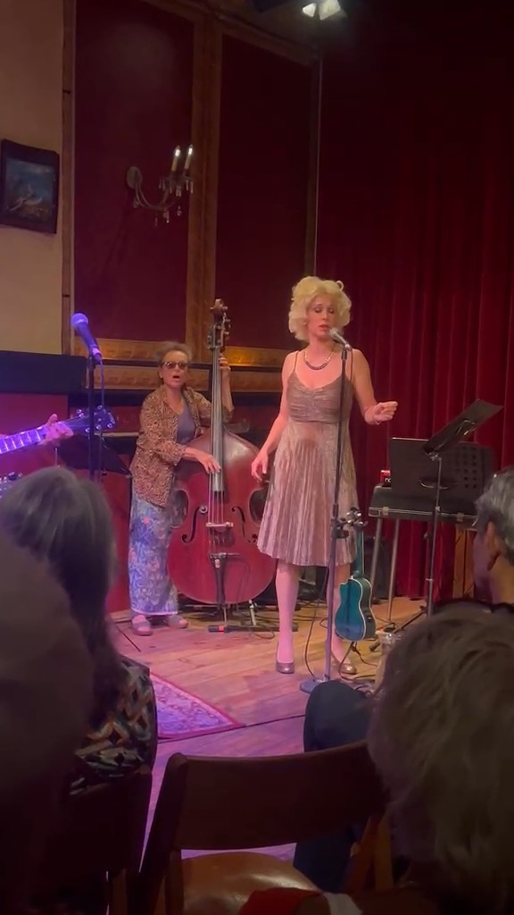 La Leddy zingt live met de band