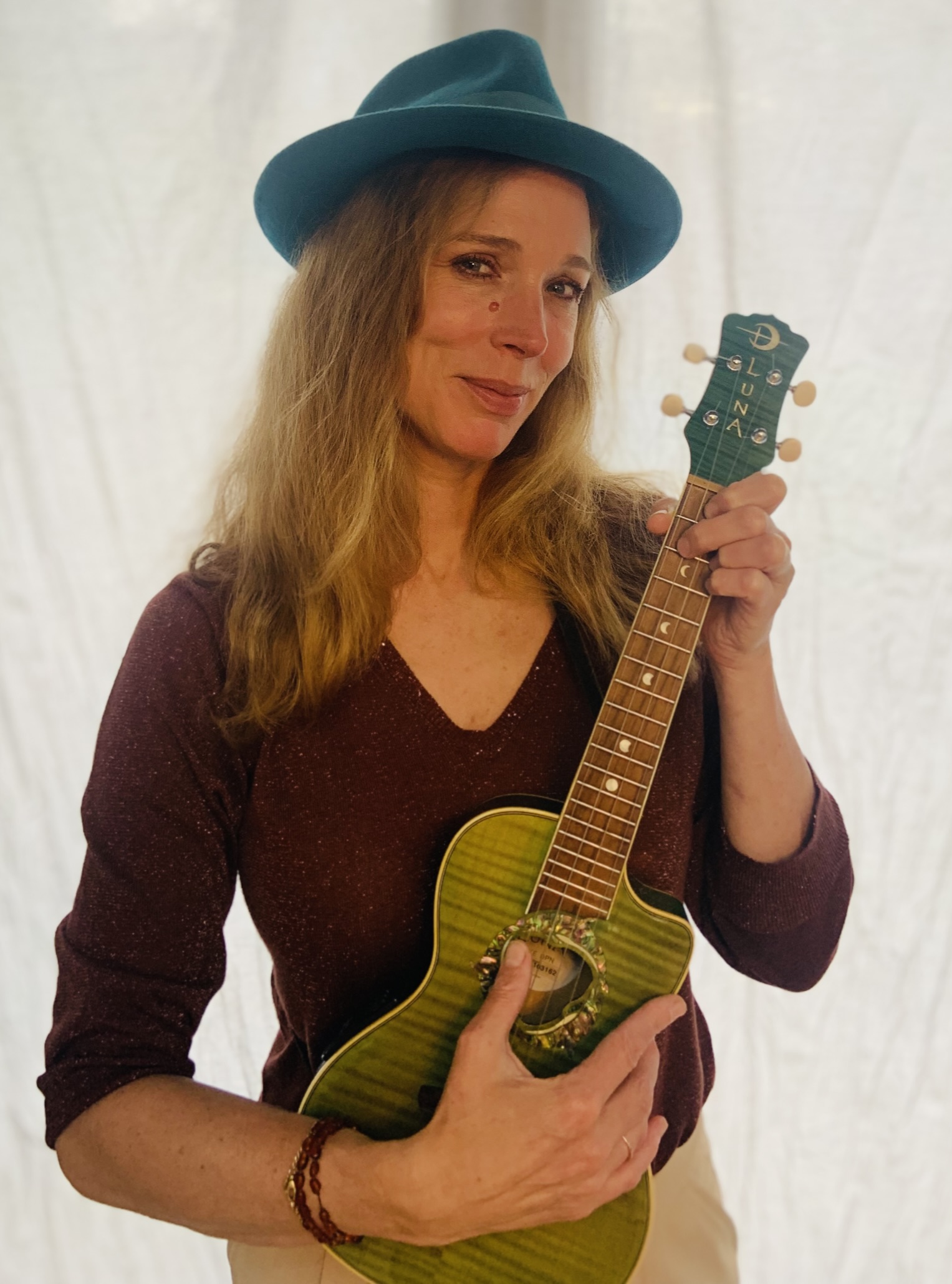 Rixt Leddy met haar groene Luna-ukulele